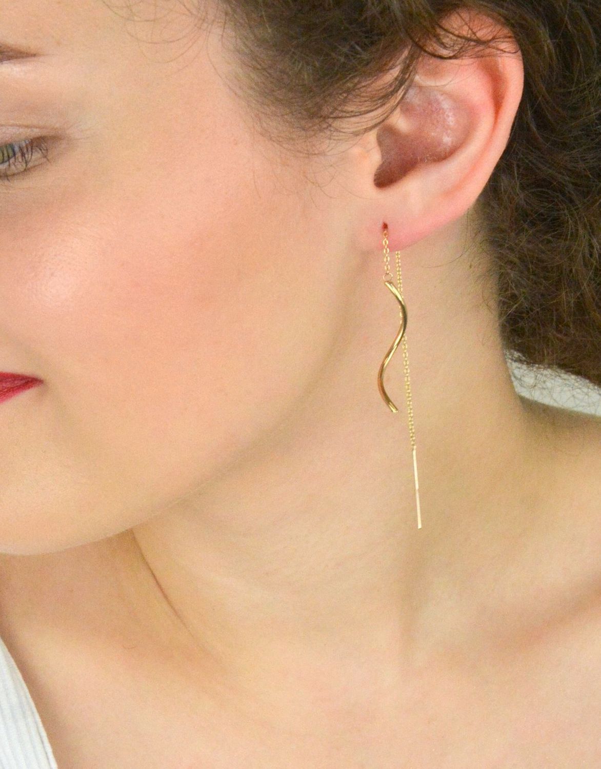 Złote kolczyki damskie próby 375 – model KL 6533 375. Wiszące, przeciągane przez ucho, długość 7 cm. Delikatny skręcony łańcuszek. Elegancka lekkość i ponadczasowy styl!1.jpg